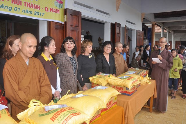 Phát gạo từ thiện tại chùa Lộc Tân cùng Gạo Sạch Sông Hậu
