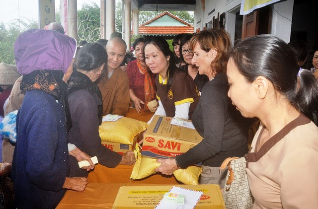 Phát gạo từ thiện tại chùa Lộc Tân cùng Gạo Sạch Sông Hậu