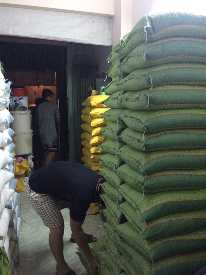 Gạo được chuyển đi trong đêm cho kịp chuyến xe đến với đồng bào Quảng Bình.