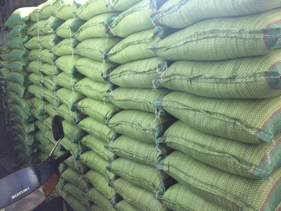 hàng chục tấn gạo được Gạo Sạch Sông Hậu tranh thủ đóng gói ngày đêm để kịp chuyển về Miền Trung 