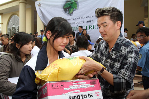 Ông Hoàng Nhạc Việt Đàm Vĩnh Hưng giản dị đi phát gạo từ thiện cho người nghèo