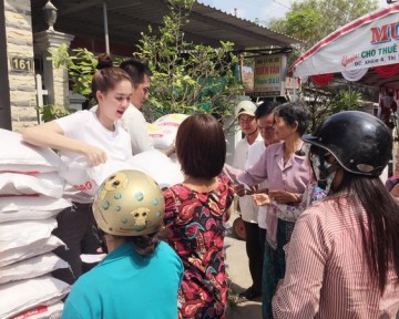 Ngọc Trinh cùng anh trai đội nắng phát gạo từ thiện cho người dân quê nhà